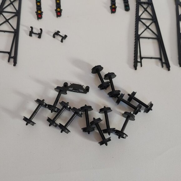 Two Bachmann Snap Fit HO Scale Signal Bridges - Picture 3 of 4